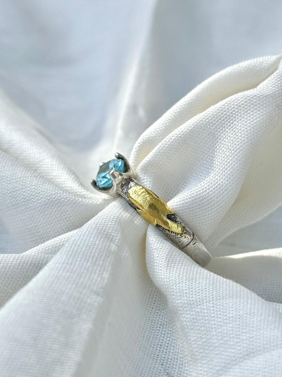 Natural aquamarine integrated ring, 14 karat gold and silver 925.