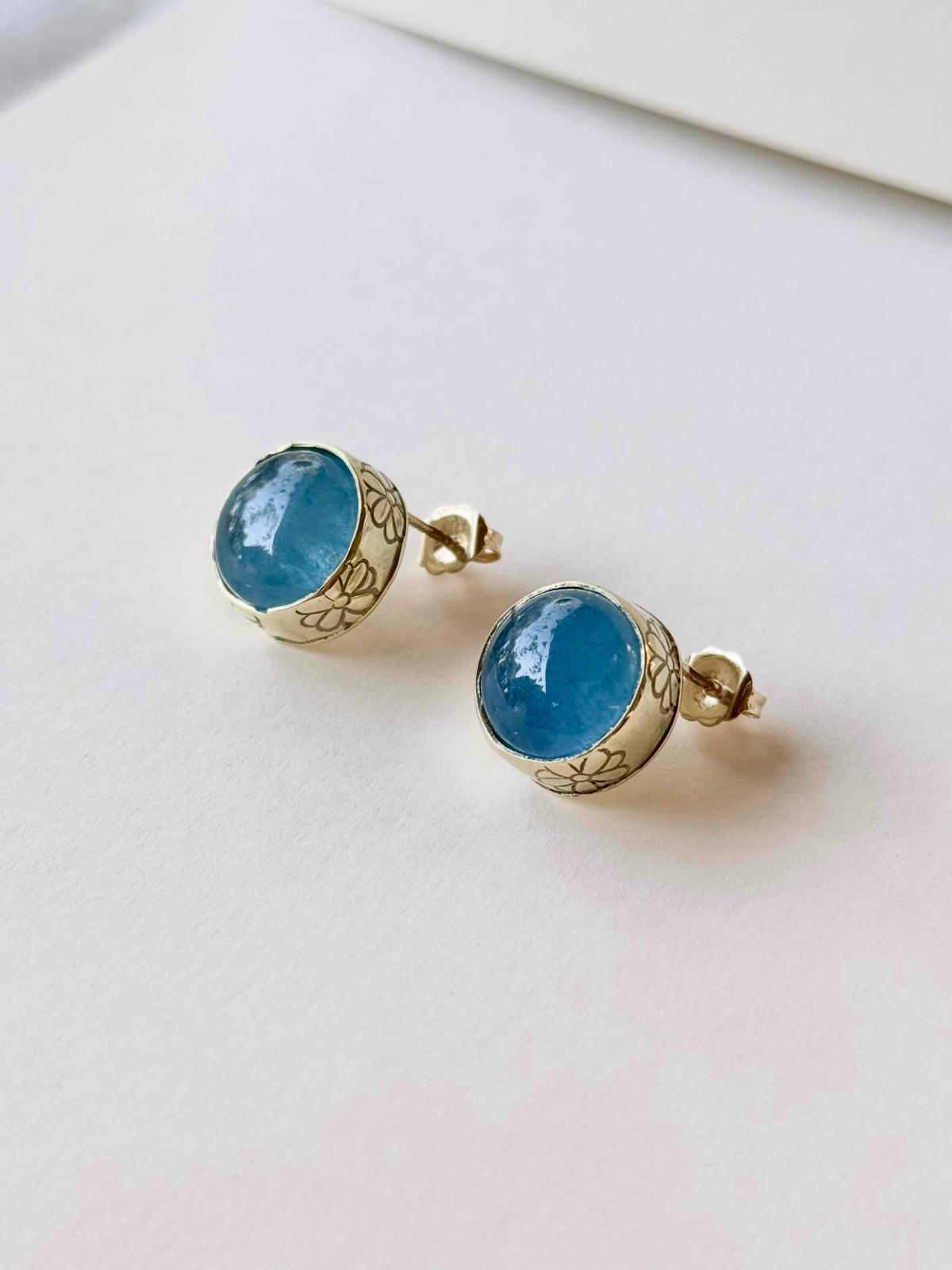 14-carat gold earrings with natural aquamarine.