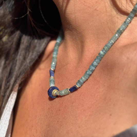 Natural aquamarine necklace combined with 18-carat gold.